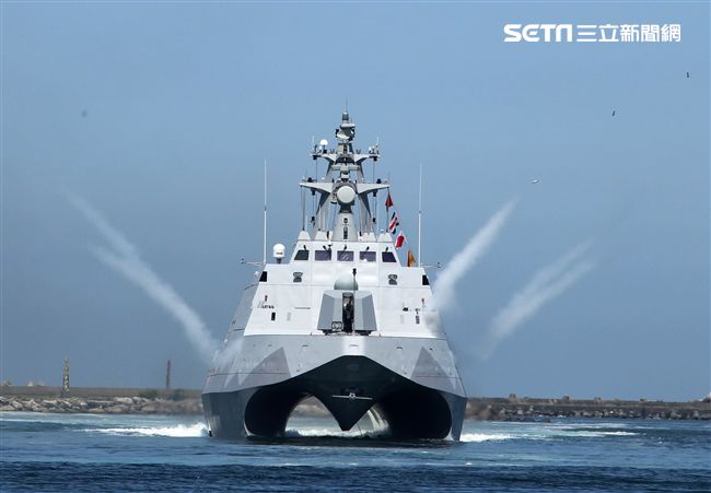 106年國防知性之旅海軍左營營區開放。（記者邱榮吉/左營拍攝）