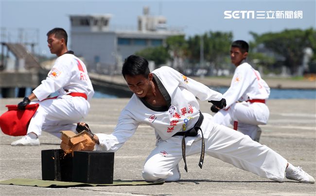 莒拳隊操演。（記者邱榮吉/左營拍攝）