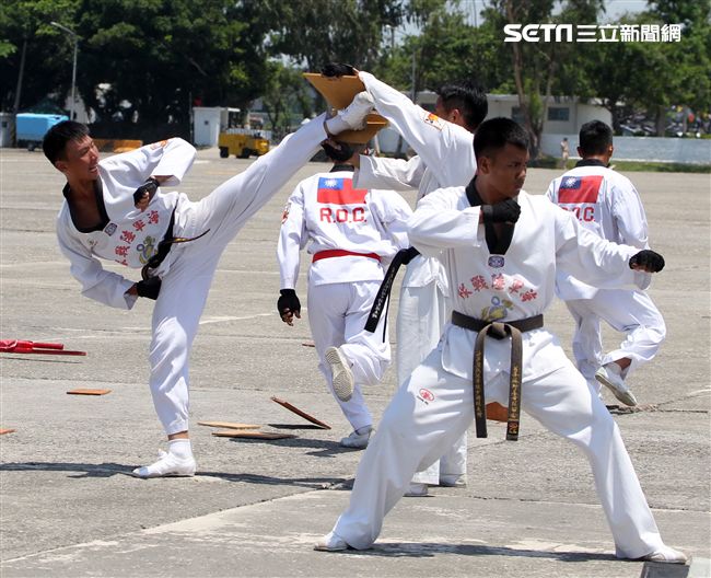 莒拳隊操演。（記者邱榮吉/左營拍攝）