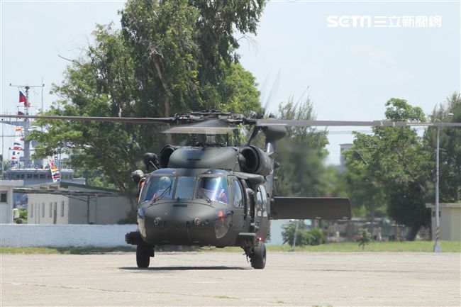 UH-60M黑鷹直升機離場。（記者邱榮吉/左營拍攝）