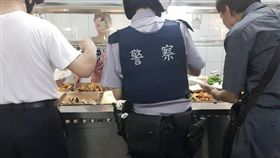 警穿制服帶槍買便當
網路論壇「Mobile01」