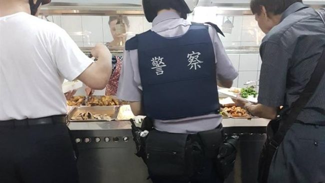 警帶槍買便當不合宜？他質疑反遭嗆爆