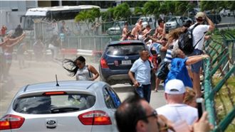 遊客不甩警告　遭飛機氣流噴飛撞擊亡