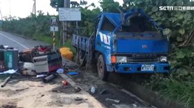 ▲貨車疑似車上貨物超重，過彎時失控翻覆。