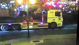 陳姓司機開拖板車並載著怪手，先在市民大道撞上第一座天橋，再於忠孝西路撞上第二座天橋，事後他覺得良心不安，主動至交通大隊自首，並允諾賠償維修費用（翻攝畫面）