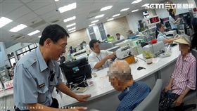 李翁帶著妻子至台灣銀行，欲匯出116萬8千元投資廈門醫療公司，保七警員歷經2小時苦勸，才讓他發現自己遇上詐騙，順利保住退休金（翻攝畫面）
