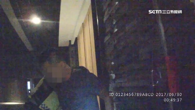 毒藏屁股躲警查　太緊張放響屁全露餡