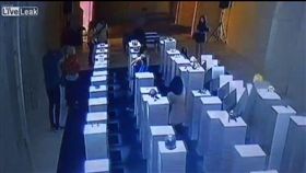 美國,展覽,Simon Birch,藝術品,展示品,骨牌,撞倒,跌倒,Hypercaine
（圖／翻攝自LiveLeak）