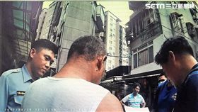 呂男破壞1樓鄰居電表，警方獲報趕抵現場，他竟躲進屋內，原本打算縱火燒屋，最後警方請消防隊破門，呂男擔心鐵門被破壞，只好開門面對（翻攝畫面）