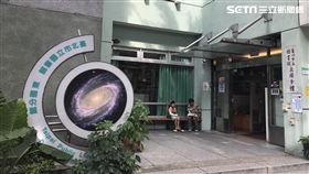 吳男與暗戀的陳女在圖書館巧遇，他竟佯裝撿錢偷窺對方身材，再躲到屏風後方打手槍遭逮（翻攝畫面）