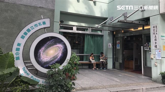 圖書館巧遇暗戀女　他躲屏風尻槍遭逮