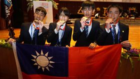 在泰國佛統省瑪希敦大學舉行的第49屆國際化學奧林匹亞競賽14日閉幕頒獎，台灣代表隊在76國代表隊中獲得4面金牌佳績。(中央社)