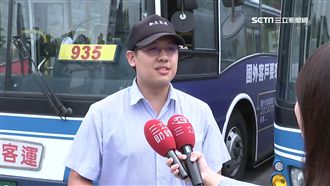 幫嬤穿雨衣扶下車　暖司機濕身繼續開