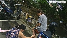 高女騎車行經興城街時，遭遇台灣土狗擋路，並朝她吼叫及攻擊，高女驚嚇跌倒扭傷，張姓警員持棍嚇退惡犬，並通報救護車將高女送醫（翻攝畫面）