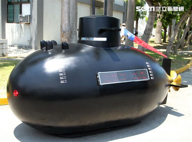 海軍打造劍龍級潛艦的迷你版「劍龍一號」，比造碰碰車的方式在現場趴趴走，大人、小孩瘋狂搶拍。（記者邱榮吉/左營拍攝）