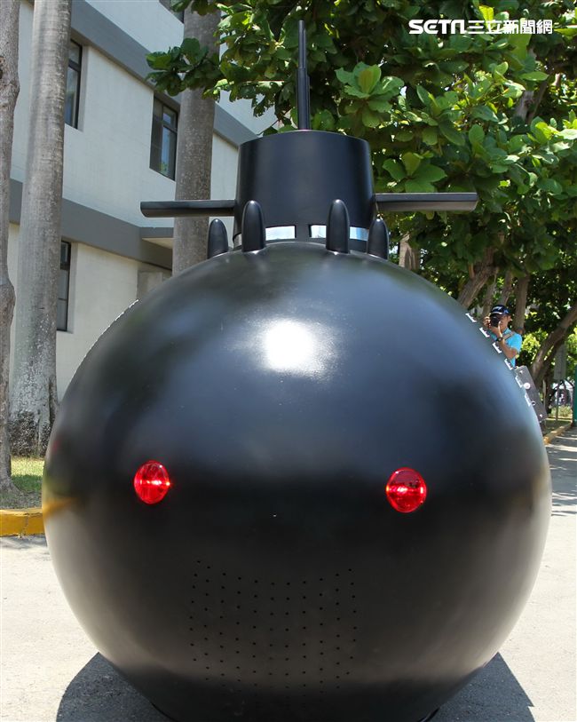 海軍打造劍龍級潛艦的迷你版「劍龍一號」，比造碰碰車的方式在現場趴趴走，大人、小孩瘋狂搶拍。（記者邱榮吉/左營拍攝）