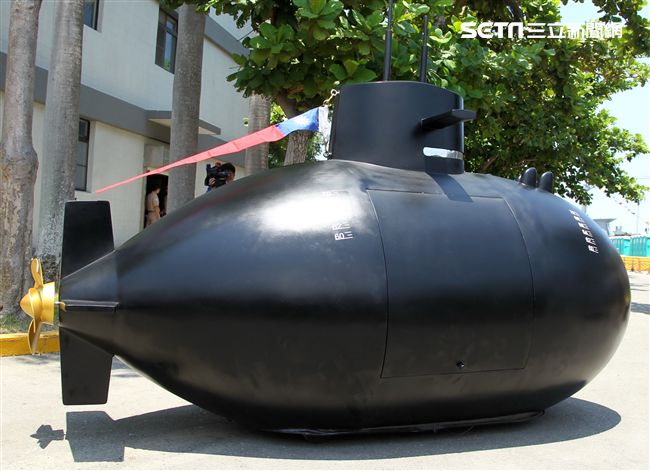 海軍打造劍龍級潛艦的迷你版「劍龍一號」，比造碰碰車的方式在現場趴趴走，大人、小孩瘋狂搶拍。（記者邱榮吉/左營拍攝）
