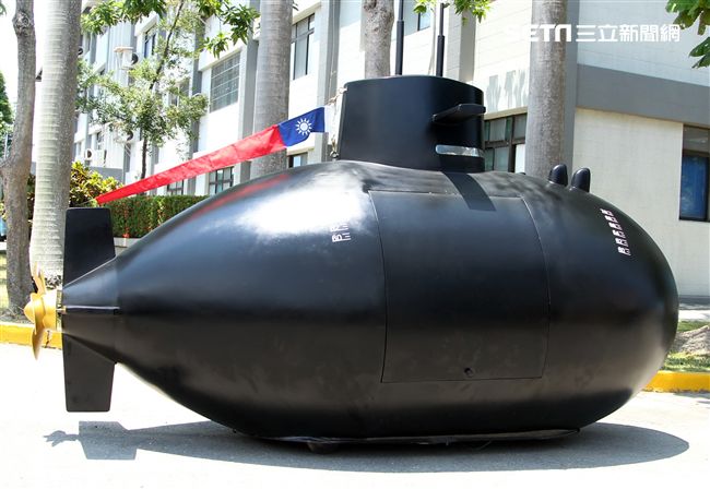 海軍打造劍龍級潛艦的迷你版「劍龍一號」，比造碰碰車的方式在現場趴趴走，大人、小孩瘋狂搶拍。（記者邱榮吉/左營拍攝）