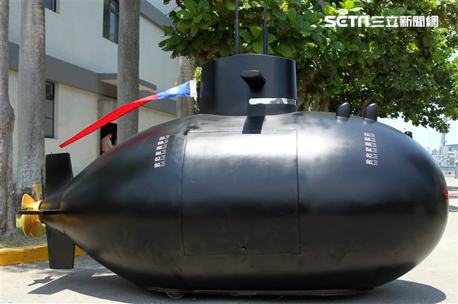海軍打造劍龍級潛艦的迷你版「劍龍一號」，比造碰碰車的方式在現場趴趴走，大人、小孩瘋狂搶拍。（記者邱榮吉/左營拍攝）