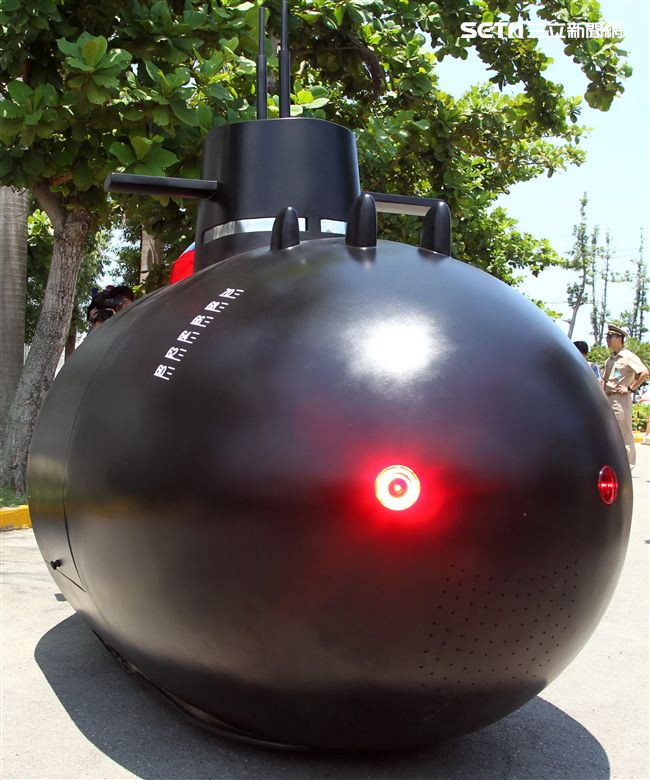 海軍打造劍龍級潛艦的迷你版「劍龍一號」，比造碰碰車的方式在現場趴趴走，大人、小孩瘋狂搶拍。（記者邱榮吉/左營拍攝）