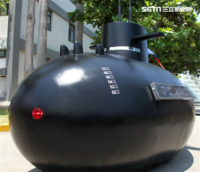 海軍打造劍龍級潛艦的迷你版「劍龍一號」，比造碰碰車的方式在現場趴趴走，大人、小孩瘋狂搶拍。（記者邱榮吉/左營拍攝）