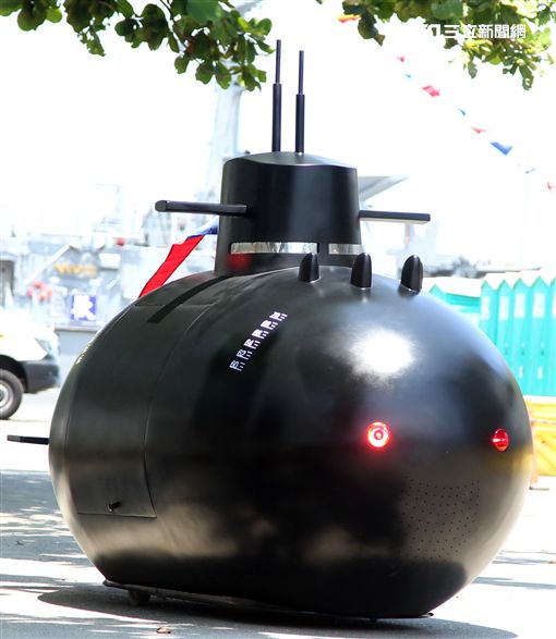 海軍打造劍龍級潛艦的迷你版「劍龍一號」，比造碰碰車的方式在現場趴趴走，大人、小孩瘋狂搶拍。（記者邱榮吉/左營拍攝）