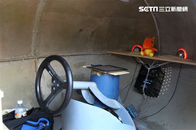 海軍打造劍龍級潛艦的迷你版「劍龍一號」，比造碰碰車的方式在現場趴趴走，大人、小孩瘋狂搶拍。（記者邱榮吉/左營拍攝）