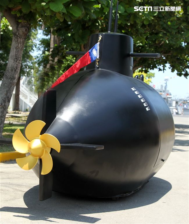 海軍打造劍龍級潛艦的迷你版「劍龍一號」，比造碰碰車的方式在現場趴趴走，大人、小孩瘋狂搶拍。（記者邱榮吉/左營拍攝）