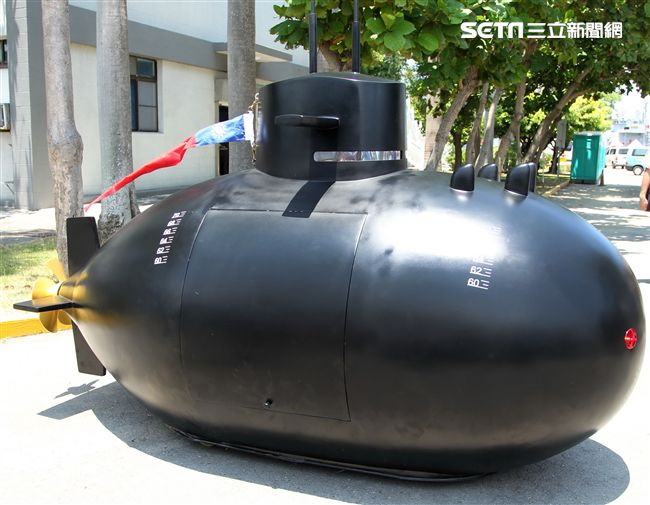 海軍打造劍龍級潛艦的迷你版「劍龍一號」，比造碰碰車的方式在現場趴趴走，大人、小孩瘋狂搶拍。（記者邱榮吉/左營拍攝）