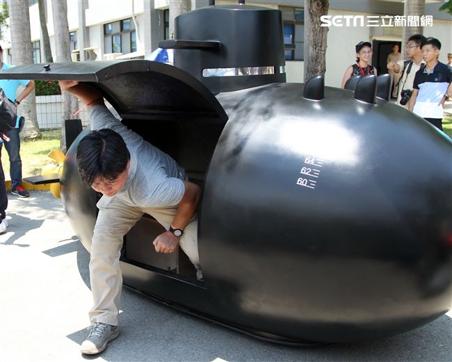 海軍打造劍龍級潛艦的迷你版「劍龍一號」，比造碰碰車的方式在現場趴趴走，大人、小孩瘋狂搶拍。（記者邱榮吉/左營拍攝）