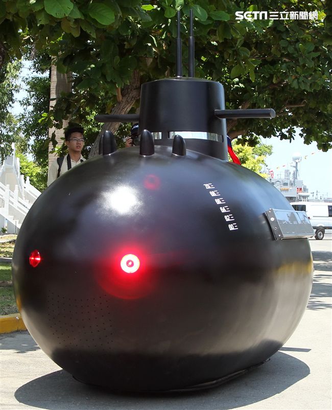 海軍打造劍龍級潛艦的迷你版「劍龍一號」，比造碰碰車的方式在現場趴趴走，大人、小孩瘋狂搶拍。（記者邱榮吉/左營拍攝）