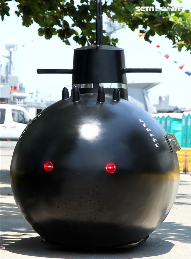 海軍打造劍龍級潛艦的迷你版「劍龍一號」，比造碰碰車的方式在現場趴趴走，大人、小孩瘋狂搶拍。（記者邱榮吉/左營拍攝）