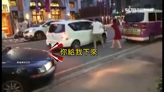 前車急煞比中指　騎士持菜刀追車砸窗