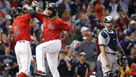 ▲波士頓紅襪強打Hanley Ramirez（中）在基襪大戰中開轟。（圖／美聯社／達志影像）