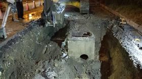 水管漏水、影響旗津等約3萬戶自來水公司七區管理處15日指出，沿海二路管徑1.75米的水管漏水，15日上午緊急搶修，包括部分旗津和小港區停供、降壓供水，影響戶數近3萬戶，預計16日上午8時恢復供水。（水公司提供）/中央社