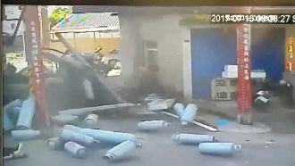 貨車載瓦斯撞民宅　鋼瓶漏氣狂噴白煙