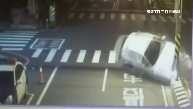 女駕駛酒駕衝撞分隔島　釀火燒車意外