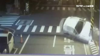 女駕駛酒駕衝撞分隔島　釀火燒車意外