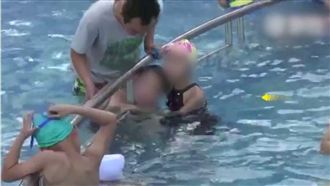 男童游泳頭卡欄杆　自嘲：怪我太胖了