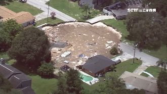 美國佛州巨坑吞兩民宅　範圍持續擴大