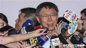 台北世大運聖火返台駐火儀式，陳詩欣領跑將聖火傳遞給台北市長柯文哲　圖／記者林敬旻攝