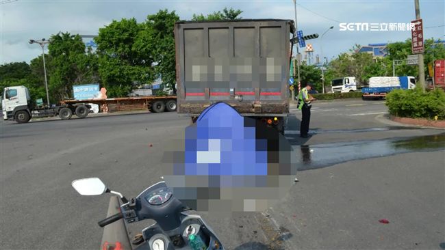 砂石車右轉視線死角　擦撞輾斃騎士嬤