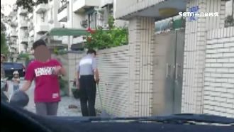 欠錢不還疑設局　女持棍棒狠砸朋友車