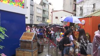 全台最大扭蛋機排長龍　但投幣孔壞了