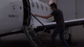 Curt von Badinski,飛機,洛杉磯,舊金山,錢,航空月票,機票奧,克蘭機場,工作　圖／翻社自BBC影片 https://goo.gl/Lg6h4z