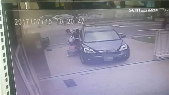 男童校門慘遭車輾　群眾合力抬車救人