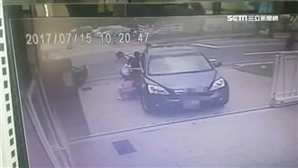 男童校門慘遭車輾　群眾合力抬車救人
