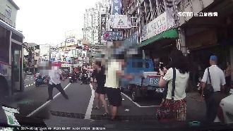 不滿被公車逼車！男打爆車門當街互毆