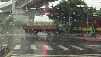 影／砂石車路口大甩尾　騎士棄車狂奔