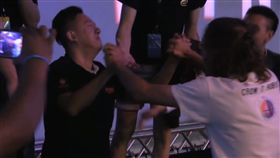 不只台人仇陸！台灣選手KO陸選手奪冠　全場觀眾爽翻天
圖／翻攝自KOF Online YouTube
https://www.youtube.com/watch?v=hXkbnFYqehY